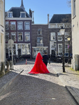 903597 Afbeelding van een bruidspaar op de kruising van de Brigittenstraat en de Nieuwegracht te Utrecht.
